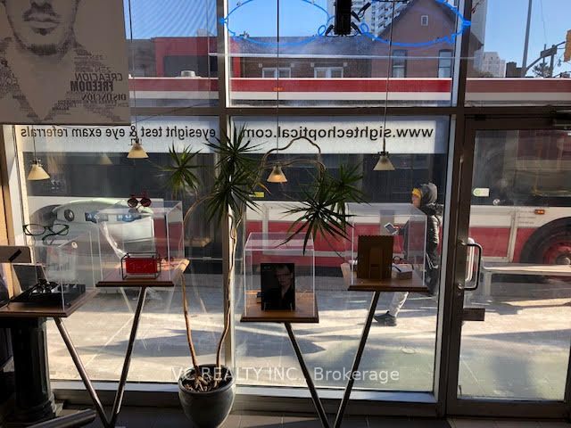 Commercial Property, 1910 Yonge St, Toronto Commercial Property, 1910 Yonge St, Toronto