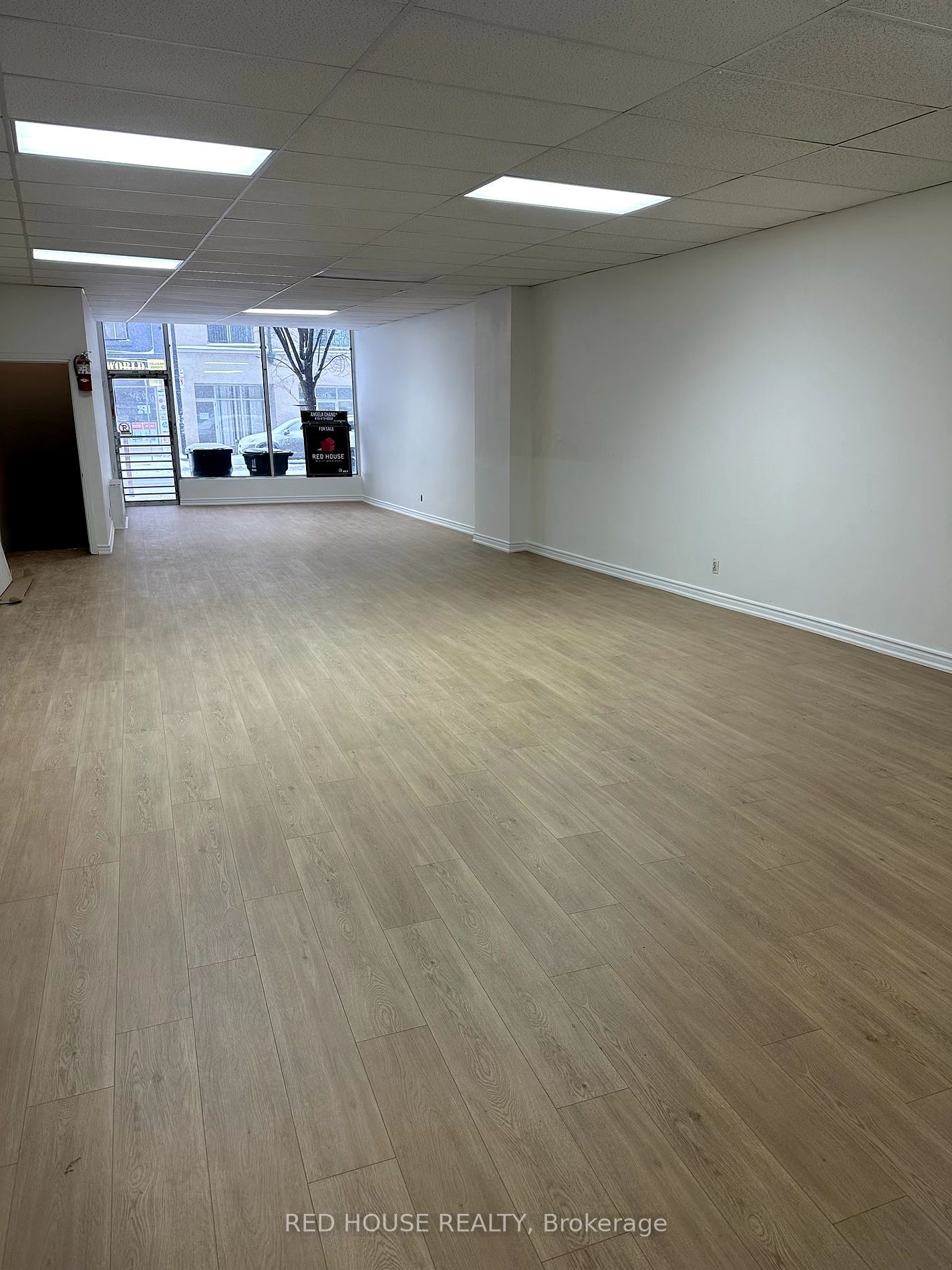Commercial Property, 2768 Dundas St W, Toronto