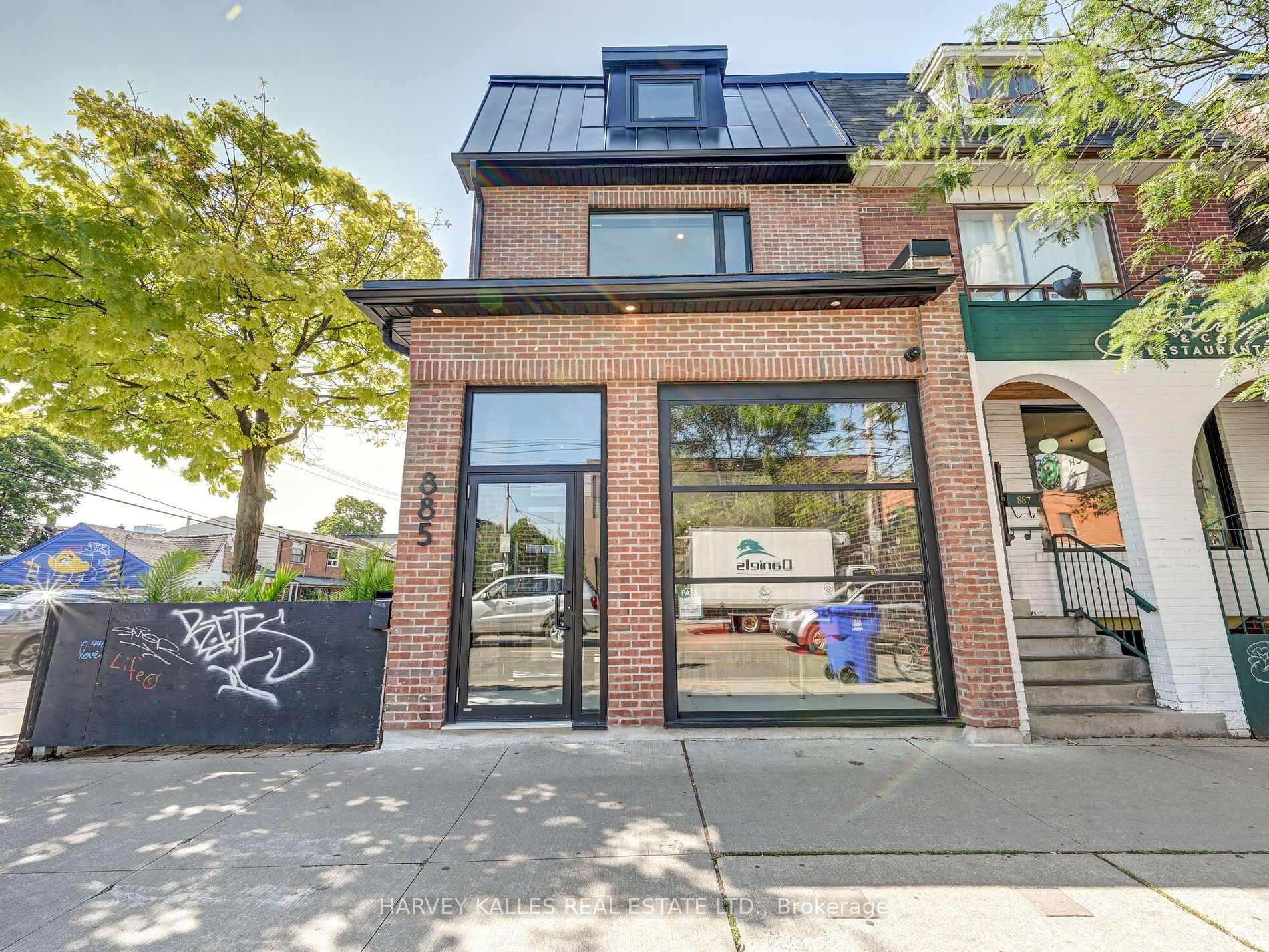Commercial Property, 885 Dundas St W, Toronto